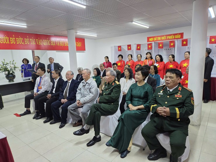 KHÔNG KHÍ TRANG NGHIÊM TRONG GIỜ PHÚT MỞ ĐẦU NGÀY BẦU CỬ TẠI PHƯỜNG LÁNG- Ảnh 7.