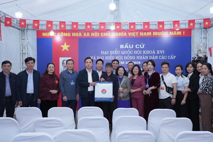 ĐOÀN CÔNG TÁC PHƯỜNG LÁNG THĂM, ĐỘNG VIÊN CÁC TỔ BẦU CỬ TẠI CÁC KHU VỰC BỎ PHIẾU- Ảnh 9.