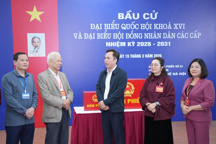 ĐOÀN CÔNG TÁC PHƯỜNG LÁNG THĂM, ĐỘNG VIÊN CÁC TỔ BẦU CỬ TẠI CÁC KHU VỰC BỎ PHIẾU- Ảnh 16.