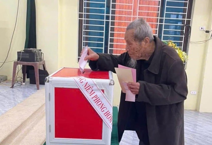 Không khí bầu cử tại xã Ứng Thiên sôi nổi, nhiều thôn đạt 100% cử tri tham gia bỏ phiếu- Ảnh 4.