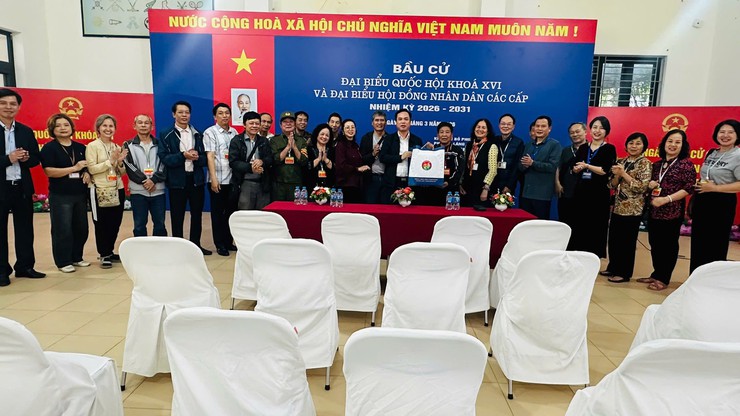 ĐOÀN CÔNG TÁC PHƯỜNG LÁNG THĂM, ĐỘNG VIÊN CÁC TỔ BẦU CỬ TẠI CÁC KHU VỰC BỎ PHIẾU- Ảnh 13.