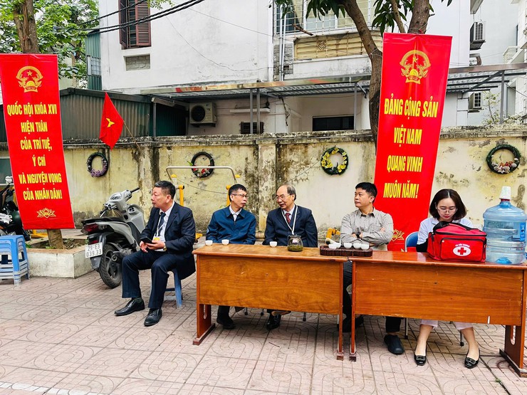 KHÔNG KHÍ TRANG NGHIÊM TRONG GIỜ PHÚT MỞ ĐẦU NGÀY BẦU CỬ TẠI PHƯỜNG LÁNG- Ảnh 6.