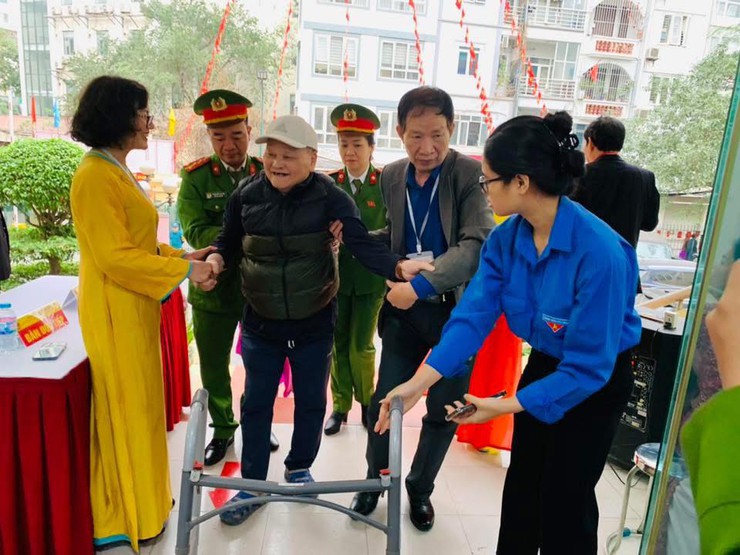 NHỮNG BÓNG ÁO XANH, ÁO LÍNH GÓP PHẦN LÀM NÊN NGÀY HỘI BẦU CỬ TRÊN ĐỊA BÀN PHƯỜNG LÁNG- Ảnh 18.