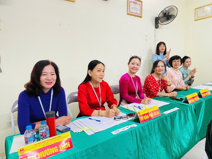 KHÔNG KHÍ TRANG NGHIÊM TRONG GIỜ PHÚT MỞ ĐẦU NGÀY BẦU CỬ TẠI PHƯỜNG LÁNG- Ảnh 2.