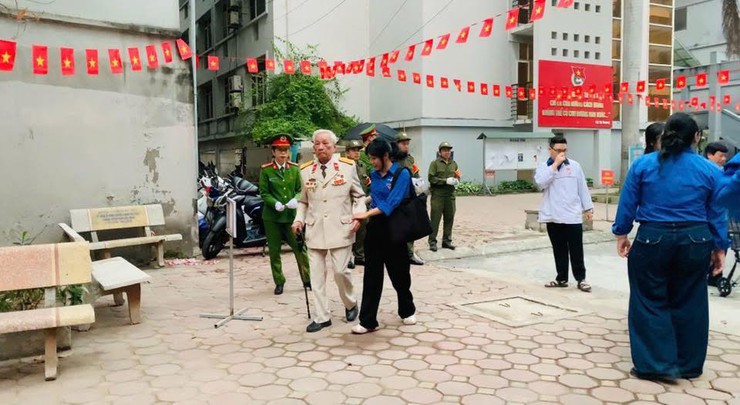 NHỮNG BÓNG ÁO XANH, ÁO LÍNH GÓP PHẦN LÀM NÊN NGÀY HỘI BẦU CỬ TRÊN ĐỊA BÀN PHƯỜNG LÁNG- Ảnh 8.