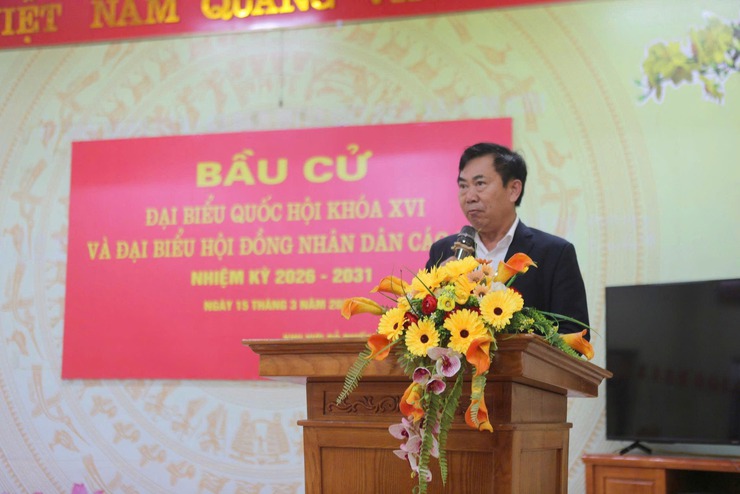 Chủ tịch UBND xã Trung Giã Nguyễn Bá Hoàng dự lễ khai mạc tại khu vực bỏ phiếu số 4 (Thôn Liên Xuân, xã Trung Giã)- Ảnh 2.