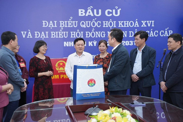 ĐOÀN CÔNG TÁC PHƯỜNG LÁNG THĂM, ĐỘNG VIÊN CÁC TỔ BẦU CỬ TẠI CÁC KHU VỰC BỎ PHIẾU- Ảnh 8.