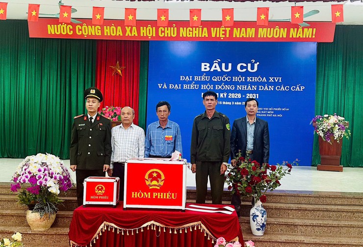 Công an xã Hát Môn chủ động bảo đảm an ninh trật tự phục vụ bầu cử- Ảnh 7.