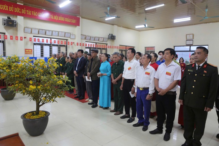 Chủ tịch UBND xã Trung Giã Nguyễn Bá Hoàng dự lễ khai mạc tại khu vực bỏ phiếu số 4 (Thôn Liên Xuân, xã Trung Giã)- Ảnh 1.