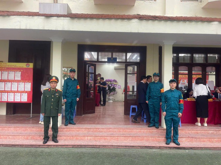 NHỮNG BÓNG ÁO XANH, ÁO LÍNH GÓP PHẦN LÀM NÊN NGÀY HỘI BẦU CỬ TRÊN ĐỊA BÀN PHƯỜNG LÁNG- Ảnh 19.