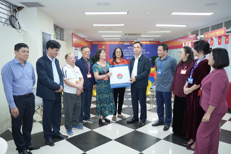 ĐOÀN CÔNG TÁC PHƯỜNG LÁNG THĂM, ĐỘNG VIÊN CÁC TỔ BẦU CỬ TẠI CÁC KHU VỰC BỎ PHIẾU- Ảnh 6.