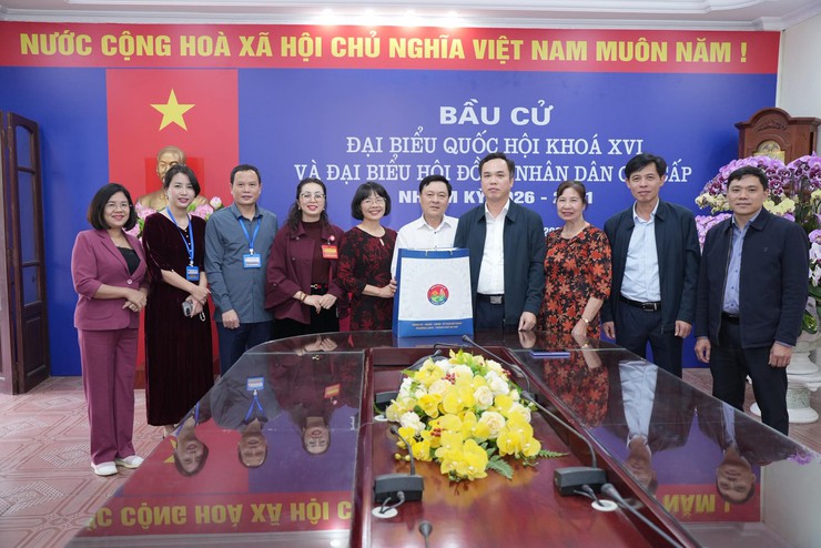 ĐOÀN CÔNG TÁC PHƯỜNG LÁNG THĂM, ĐỘNG VIÊN CÁC TỔ BẦU CỬ TẠI CÁC KHU VỰC BỎ PHIẾU- Ảnh 15.