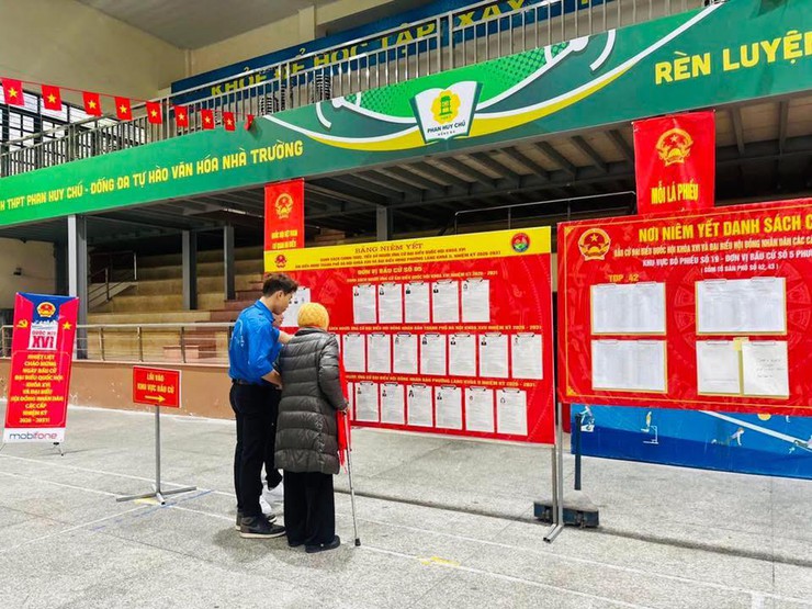 NHỮNG BÓNG ÁO XANH, ÁO LÍNH GÓP PHẦN LÀM NÊN NGÀY HỘI BẦU CỬ TRÊN ĐỊA BÀN PHƯỜNG LÁNG- Ảnh 7.