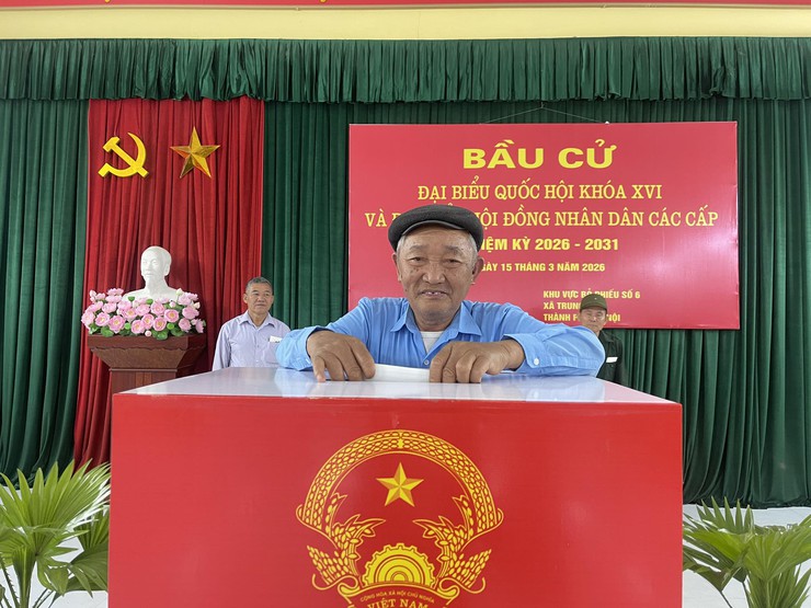 PHÓ BÍ THƯ THƯỜNG TRỰC ĐẢNG ỦY, CHỦ TỊCH ỦY BAN MTTQ NGUYỄN THỊ KIM TUYẾN DỰ KHAI MẠC TẠI KHU VỰC BỎ PHIẾU THÔN ĐÔ LƯƠNG- Ảnh 2.