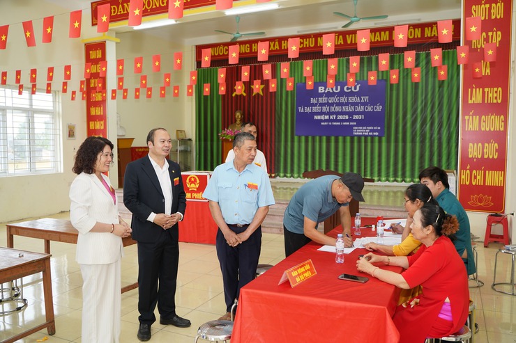 Đồng chí Bí thư Đảng ủy, Chủ tịch HĐND xã kiểm tra các khu vực bỏ phiếu- Ảnh 1.