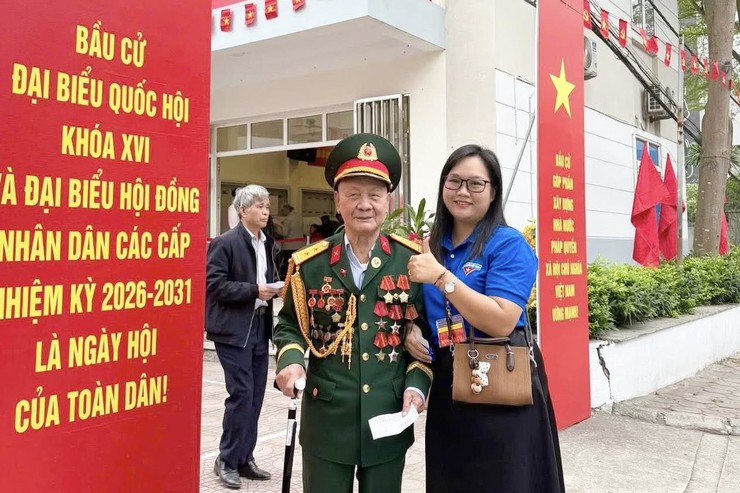 Cử tri phường Long Biên tích cực tham gia bầu cử: Bầu đúng, bầu đủ, bầu sớm- Ảnh 3.