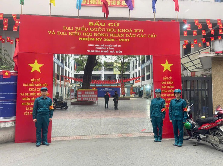 NHỮNG BÓNG ÁO XANH, ÁO LÍNH GÓP PHẦN LÀM NÊN NGÀY HỘI BẦU CỬ TRÊN ĐỊA BÀN PHƯỜNG LÁNG- Ảnh 2.