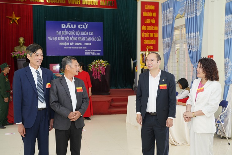 Đồng chí Bí thư Đảng ủy, Chủ tịch HĐND xã kiểm tra các khu vực bỏ phiếu- Ảnh 4.