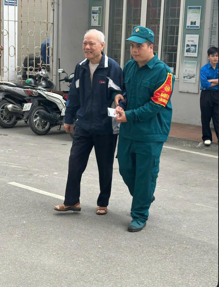 NHỮNG BÓNG ÁO XANH, ÁO LÍNH GÓP PHẦN LÀM NÊN NGÀY HỘI BẦU CỬ TRÊN ĐỊA BÀN PHƯỜNG LÁNG- Ảnh 15.