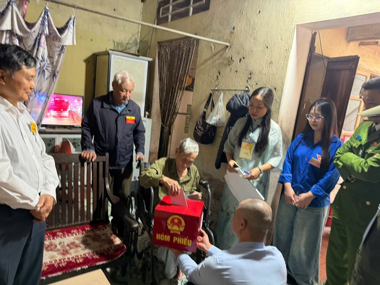 Tuổi trẻ xã Dương Hoà phát huy tinh thần trách nhiệm, tích cực hỗ trợ công tác bầu cử trên địa bàn- Ảnh 11.