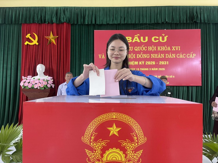 PHÓ BÍ THƯ THƯỜNG TRỰC ĐẢNG ỦY, CHỦ TỊCH ỦY BAN MTTQ NGUYỄN THỊ KIM TUYẾN DỰ KHAI MẠC TẠI KHU VỰC BỎ PHIẾU THÔN ĐÔ LƯƠNG- Ảnh 3.