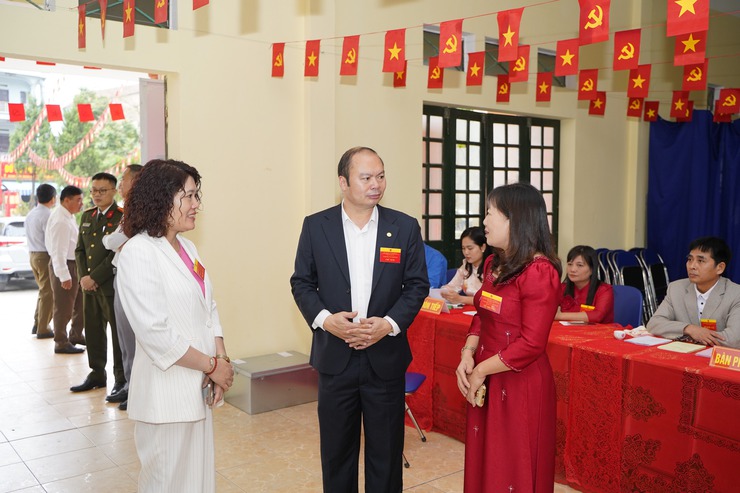 Đồng chí Bí thư Đảng ủy, Chủ tịch HĐND xã kiểm tra các khu vực bỏ phiếu- Ảnh 2.
