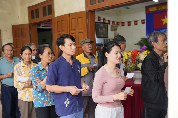 Đồng chí Bí thư Đảng ủy, Chủ tịch HĐND xã kiểm tra các khu vực bỏ phiếu- Ảnh 3.