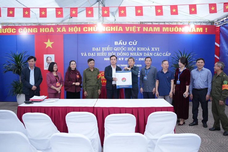 ĐOÀN CÔNG TÁC PHƯỜNG LÁNG THĂM, ĐỘNG VIÊN CÁC TỔ BẦU CỬ TẠI CÁC KHU VỰC BỎ PHIẾU- Ảnh 5.