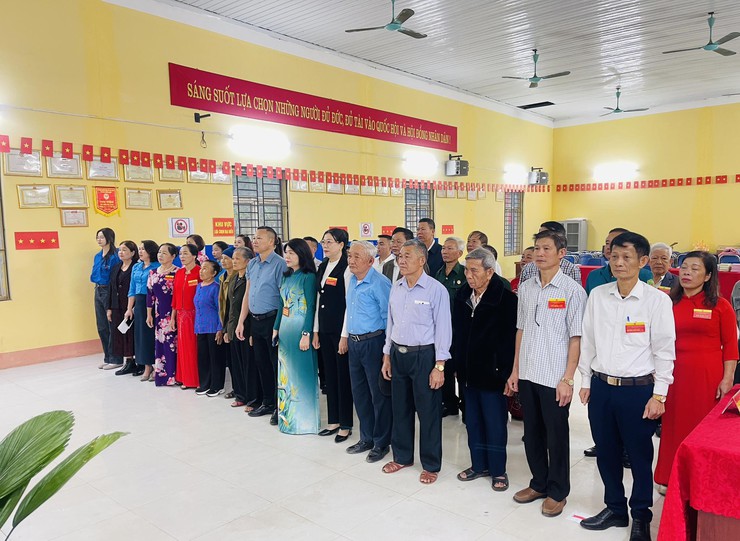 PHÓ BÍ THƯ THƯỜNG TRỰC ĐẢNG ỦY, CHỦ TỊCH ỦY BAN MTTQ NGUYỄN THỊ KIM TUYẾN DỰ KHAI MẠC TẠI KHU VỰC BỎ PHIẾU THÔN ĐÔ LƯƠNG- Ảnh 1.