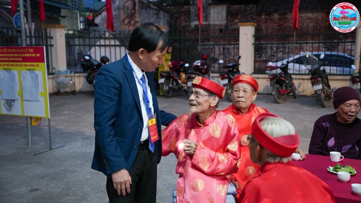 Đồng chí Bí thư Đảng ủy, Chủ tịch HĐND xã, Chủ tịch Ủy ban Bầu cử xã Hưng Đạo dự khai mạc bầu cử cùng cử tri thôn Dương Cốc- Ảnh 1.