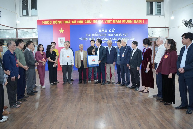 ĐOÀN CÔNG TÁC PHƯỜNG LÁNG THĂM, ĐỘNG VIÊN CÁC TỔ BẦU CỬ TẠI CÁC KHU VỰC BỎ PHIẾU- Ảnh 3.