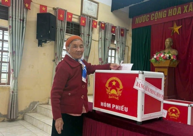 Không khí bầu cử tại xã Ứng Thiên sôi nổi, nhiều thôn đạt 100% cử tri tham gia bỏ phiếu- Ảnh 5.