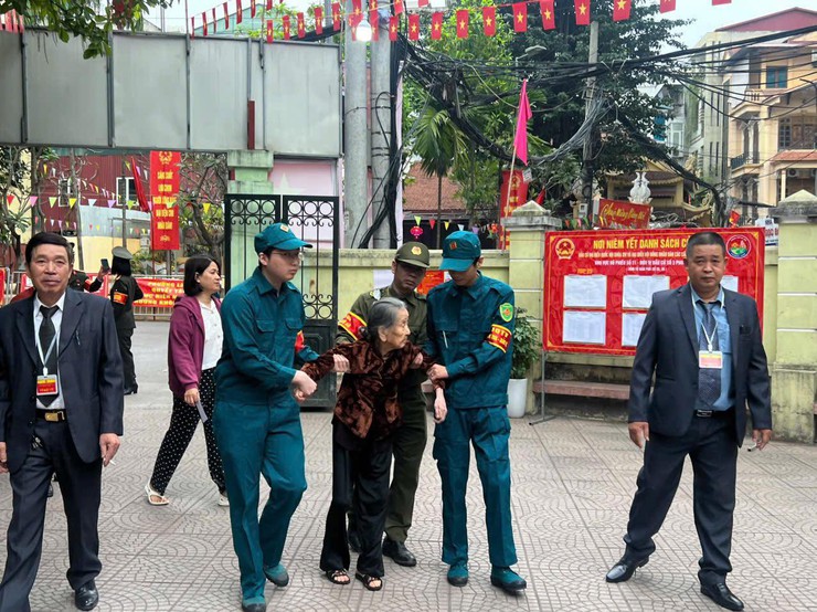 NHỮNG BÓNG ÁO XANH, ÁO LÍNH GÓP PHẦN LÀM NÊN NGÀY HỘI BẦU CỬ TRÊN ĐỊA BÀN PHƯỜNG LÁNG- Ảnh 12.