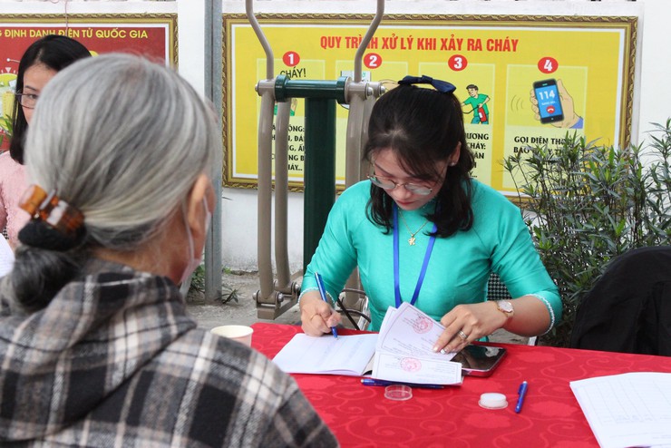 Cử tri phường Long Biên tích cực tham gia bầu cử: Bầu đúng, bầu đủ, bầu sớm- Ảnh 2.