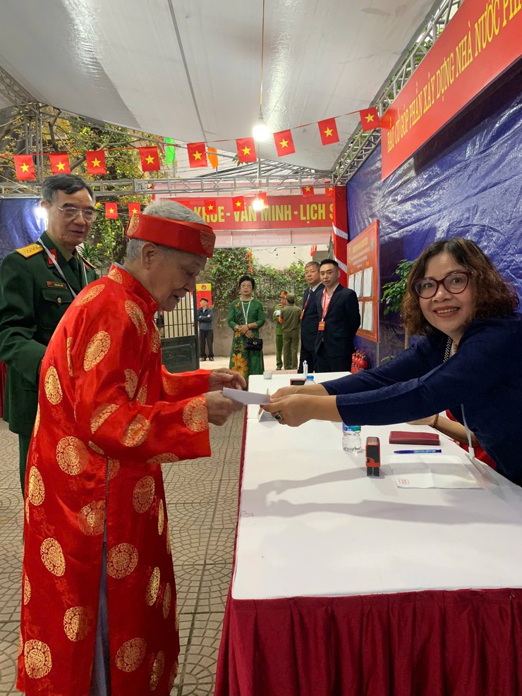 NHỮNG CỬ TRI CAO NIÊN ĐẦU TIÊN BỎ PHIẾU TẠI PHƯỜNG LÁNG- Ảnh 2.