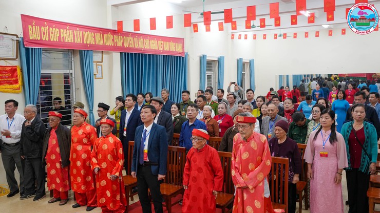 Đồng chí Bí thư Đảng ủy, Chủ tịch HĐND xã, Chủ tịch Ủy ban Bầu cử xã Hưng Đạo dự khai mạc bầu cử cùng cử tri thôn Dương Cốc- Ảnh 2.