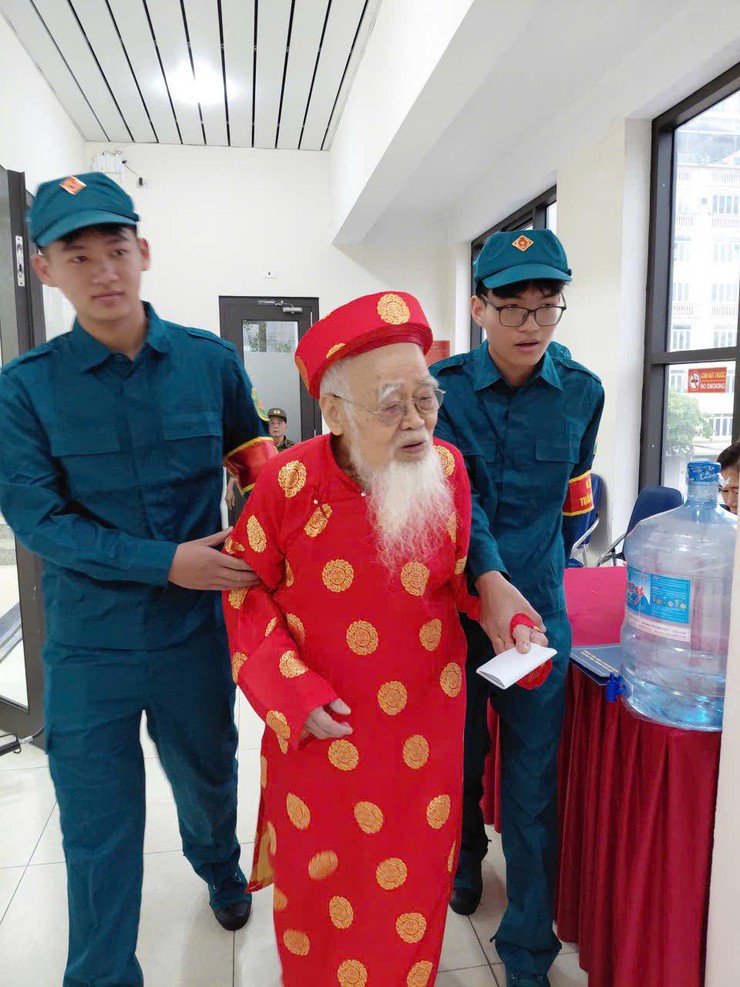 NHỮNG BÓNG ÁO XANH, ÁO LÍNH GÓP PHẦN LÀM NÊN NGÀY HỘI BẦU CỬ TRÊN ĐỊA BÀN PHƯỜNG LÁNG- Ảnh 17.