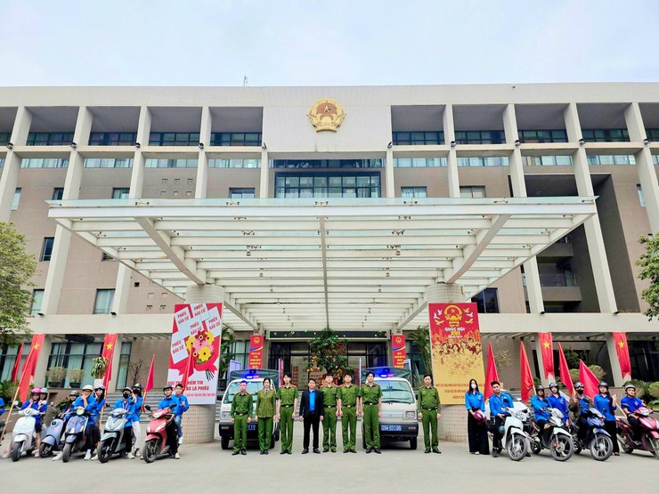 Tuổi trẻ Hà Đông ra quân vệ sinh môi trường và tuyên truyền lưu động về bầu cử- Ảnh 1.