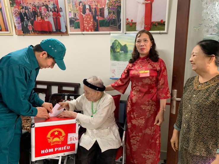 Không khí bầu cử tại xã Ứng Thiên sôi nổi, nhiều thôn đạt 100% cử tri tham gia bỏ phiếu- Ảnh 3.