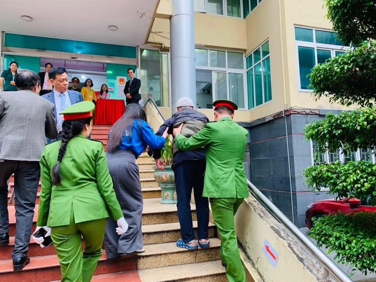 NHỮNG BÓNG ÁO XANH, ÁO LÍNH GÓP PHẦN LÀM NÊN NGÀY HỘI BẦU CỬ TRÊN ĐỊA BÀN PHƯỜNG LÁNG- Ảnh 11.