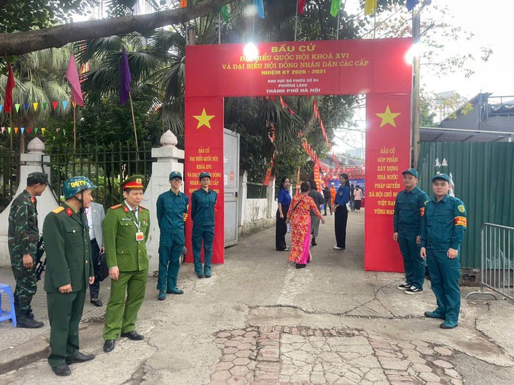 NHỮNG BÓNG ÁO XANH, ÁO LÍNH GÓP PHẦN LÀM NÊN NGÀY HỘI BẦU CỬ TRÊN ĐỊA BÀN PHƯỜNG LÁNG- Ảnh 4.