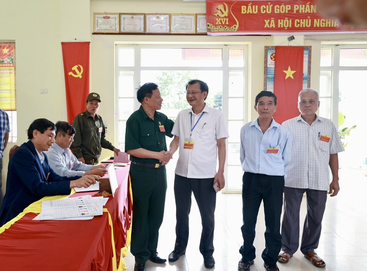 Không khí bầu cử tại xã Ứng Thiên sôi nổi, nhiều thôn đạt 100% cử tri tham gia bỏ phiếu- Ảnh 6.