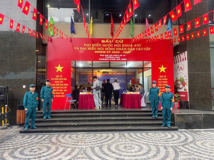 NHỮNG BÓNG ÁO XANH, ÁO LÍNH GÓP PHẦN LÀM NÊN NGÀY HỘI BẦU CỬ TRÊN ĐỊA BÀN PHƯỜNG LÁNG- Ảnh 1.