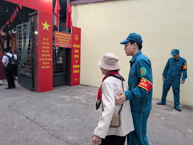 NHỮNG BÓNG ÁO XANH, ÁO LÍNH GÓP PHẦN LÀM NÊN NGÀY HỘI BẦU CỬ TRÊN ĐỊA BÀN PHƯỜNG LÁNG- Ảnh 14.