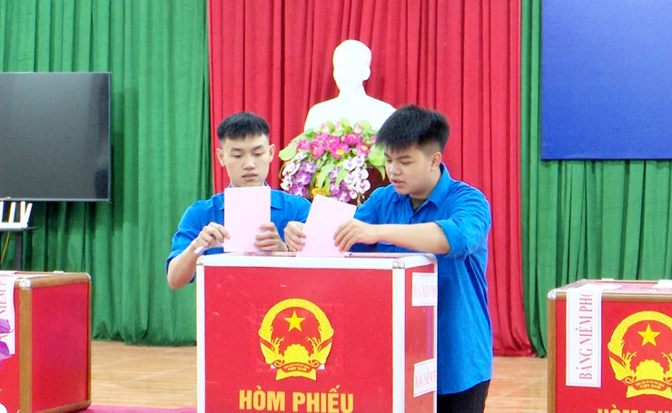 Tuổi trẻ xã Thượng Phúc phát huy vai trò trong ngày hội bầu cử- Ảnh 2.