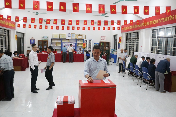 Đồng chí Nguyễn Trường Sơn – Bí thư Đảng ủy, Chủ tịch HĐND xã Quốc Oai dự khai mạc và bỏ phiếu cùng cử tri thôn Thạch Thán 3 tại khu vực bỏ phiếu Nhà văn hóa thôn- Ảnh 5.