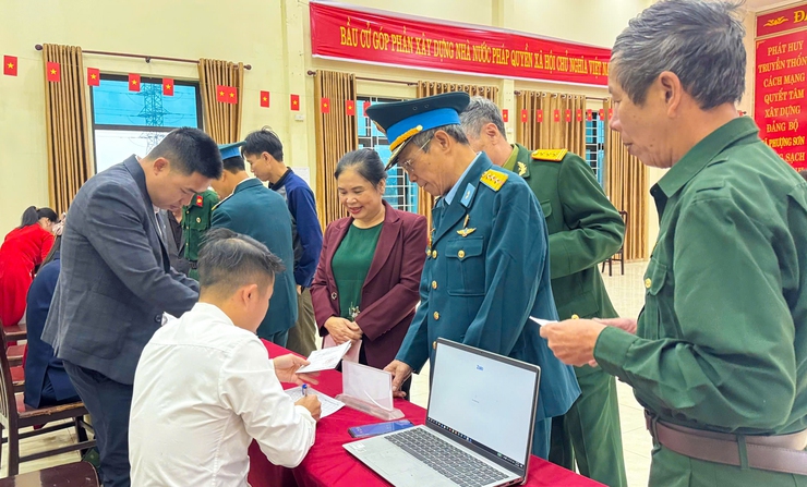 Không khí khai mạc và cử tri đi bầu cử tại khu vực bỏ phiếu số 12 và 17- Ảnh 7.