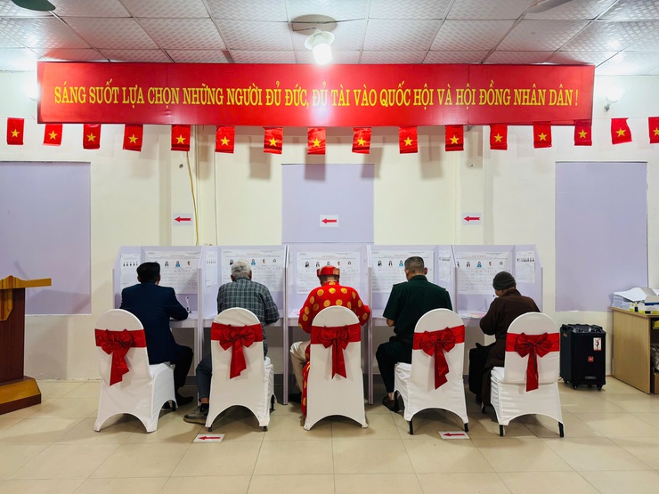 Cử tri phường Lĩnh Nam nô nức đi bầu cử từ sáng sớm- Ảnh 11.