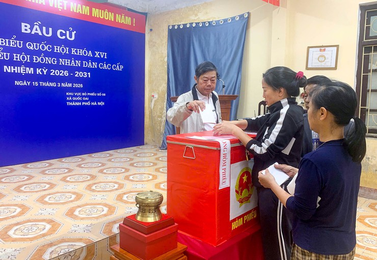 Đồng chí Phó Chủ tịch UBND xã Quốc Oai dự khai mạc tại khu vực bầu cử số 8 thôn Sài Khê- Ảnh 6.