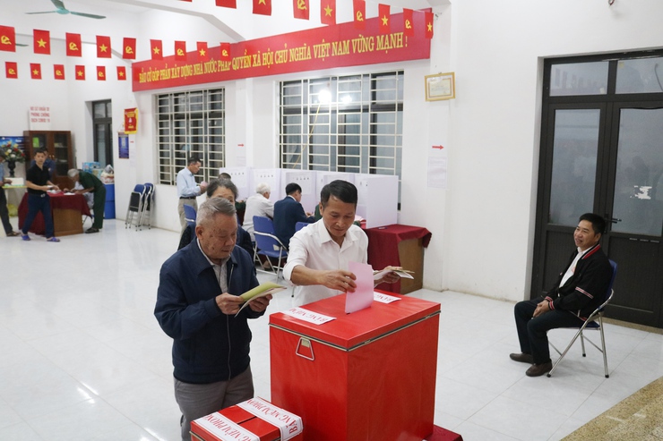 Đồng chí Nguyễn Trường Sơn – Bí thư Đảng ủy, Chủ tịch HĐND xã Quốc Oai dự khai mạc và bỏ phiếu cùng cử tri thôn Thạch Thán 3 tại khu vực bỏ phiếu Nhà văn hóa thôn- Ảnh 6.